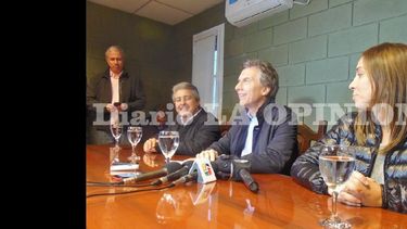 Javier Martínez, Mauricio Macri y María Eugenia Vidal, ayer en la empresa láctea Don Eugenio. (LA OPINION)