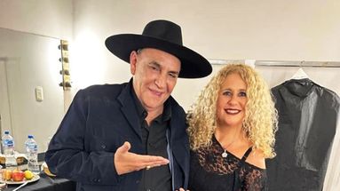 Ivana Fortunati junto al Chaqueño Palavecino. La cantante de tangos fue invitada a cantar por el folklorista en el Teatro El Círculo de Rosario.