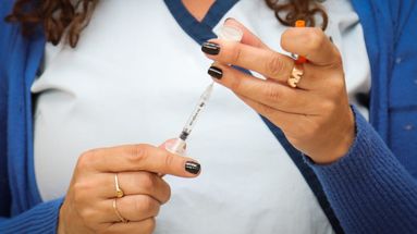 La vacuna contra la gripe reduce complicaciones.