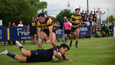 Gerónimo Mieres apoya uno de los tres tries de Gimnasia ante GER. Gerónimo Mieres apoya uno de los tres tries de Gimnasia ante GER.