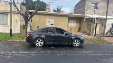 El atentado fue contra un automóvil Chevrolet Cruze negro estacionado en Valentini al 600.