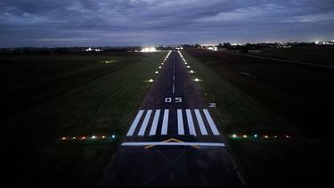 Aeródromo de Pergamino La pista cuenta con una renovada cinta asfáltica y las mismas prestaciones de iluminación que la hacen operativa durante las 24 horas de cada día. Aeródromo de Pergamino La pista cuenta con una renovada cinta asfáltica y las mismas prestaciones de iluminación que la hacen operativa durante las 24 horas de cada día.