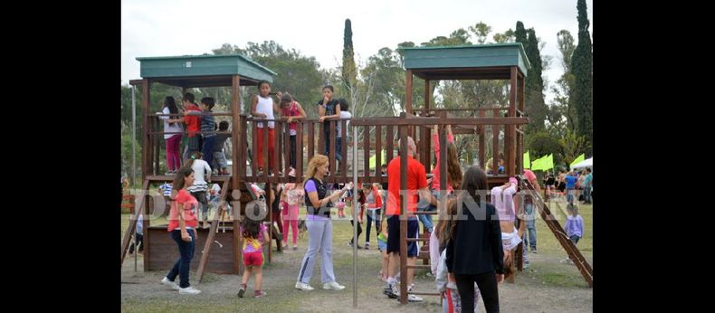 Los juegos ecológicos que se colocaron en el Parque Municipal son el atractivo para los chicos que se acercan los fines de semana. (LA OPINION)