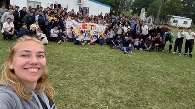 Los docentes y alumnos con la bandera en apoyo a Catalina Maglio durante la actividad en la Escuela Primaria 59 el lunes en Fontezuela.