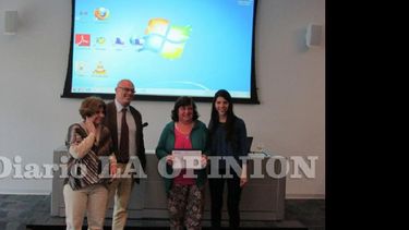 Representantes de la Unnoba y de Osde durante la entrega de certificados. (LA OPINION)