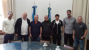Diego Gattelet, Juan Sardo, Javier Martínez, Luis Susich, Matías Varela, Gastón Alvarez y Daniel Trotta durante la reunión en el Palacio Municipal.