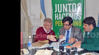 Arlía fue recibido por Omar Pacini que le hizo entrega de una carpeta con el detalle de los trabajos realizados en materia de prevención de inundaciones. (LA OPINION)