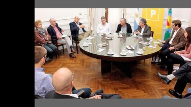 El intendente Javier Martínez encabezó la reunión que tuvo lugar ayer a la mañana con la presencia de funcionarios uruguayos de la ciudad de Colonia. (LA OPINION)