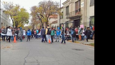 Los alumnos reclamaron la falta de calefacción en la puerta del establecimiento de Estrada 1225. (DANIEL DELLA VALLE)