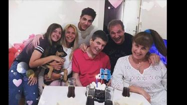 La exesposa del actor pasó el día especial junto a él, los hijos que tienen en común, Facundo y Abril, y sus amigos. ??(Carina Gallucci)