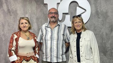 Federico, de la Scuola Nuova Arcadia, flanqueado por referentes del Centro Económico Italo Argentino.