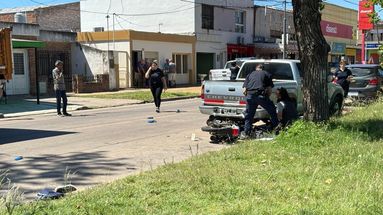 Escena del siniestro vial en avenida Illia y Balboa, donde la motociclista impactó con un camión y terminó debajo de una camioneta.