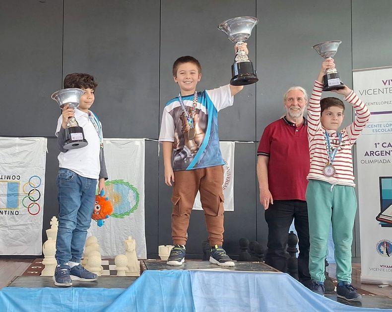Tomás Casquero feliz en el centro del podio durante la premiación de la categoría Sub 9. Tomás Casquero feliz en el centro del podio durante la premiación de la categoría Sub 9.