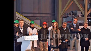 El presidente Mauricio Macri; la gobernadora María Eugenia Vidal; el CEO de Rizobacter, Ricardo Yapur; el presidente de De Sangosse,  Nicolás Fillon y el intendente Javier Martínez, entre operarios de Synertech. (LA OPINION)