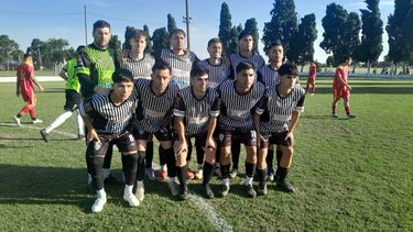 Se completó la fecha 15 del Torneo Clausura “Héctor Storti”. La Emilia goleó a Belgrano por 4 a 2 como visitante y con 35 puntos se adjudicó el primer puesto, y en octavos de final deberá medirse frente a Los Andes, que empató 2 a 2 ante Fútbol San Nicolás en el estadio “Juan José Córdoba”. Se completó la fecha 15 del Torneo Clausura “Héctor Storti”. La Emilia goleó a Belgrano por 4 a 2 como visitante y con 35 puntos se adjudicó el primer puesto, y en octavos de final deberá medirse frente a Los Andes, que empató 2 a 2 ante Fútbol San Nicolás en el estadio “Juan José Córdoba”.