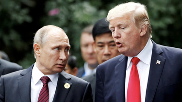 Los presidentes de Rusia, Vladímir Putin, y de Estados Unidos, Donald Trump, conversan en una cumbre de la APEC. Los presidentes de Rusia, Vladímir Putin, y de Estados Unidos, Donald Trump, conversan en una cumbre de la APEC.