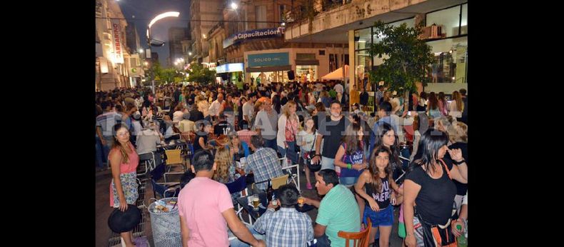 Entrada la noche, los vecinos seguían recorriendo las calles céntricas y buscaban apostarse en los diferentes bares y restaurantes de la zona. (LA OPINION)