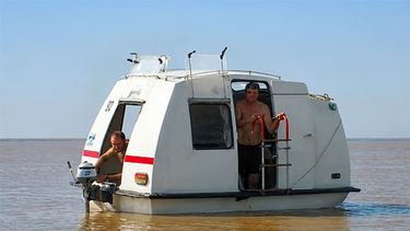 La Boyita, un invento argentino con el que las casas rodantes lograban flotar y navegar con un motor fuera de borda. La Boyita, un invento argentino con el que las casas rodantes lograban flotar y navegar con un motor fuera de borda.