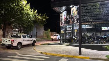 La alarma por un presunto robo se activó y generó el despliegue de móviles de Patrulla Urbana municipal y de la Policía al local de ventas de motos de avenida Marcelino Ugarte y Baradero en la madrugada de este jueves. La alarma por un presunto robo se activó y generó el despliegue de móviles de Patrulla Urbana municipal y de la Policía al local de ventas de motos de avenida Marcelino Ugarte y Baradero en la madrugada de este jueves.