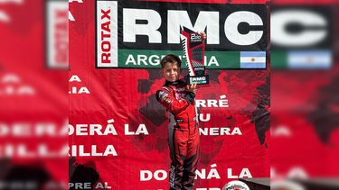 “Juanma” García celebra su segundo puesto en Sunchales, donde logró su primer podio en asfalto.