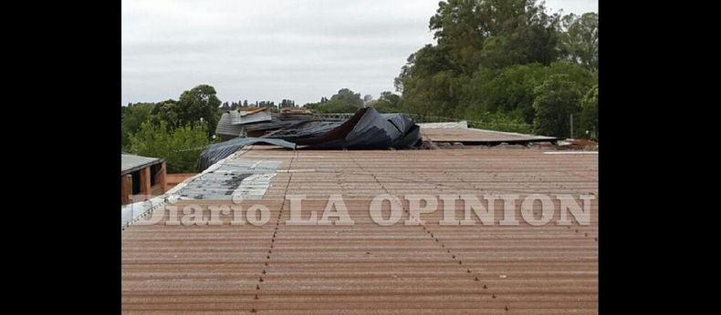 El fuerte viento causó la voladura de un sector del techo de chapa de la escuela Monseñor Scalabrini, en la zona norte de la ciudad. (LA OPINION)