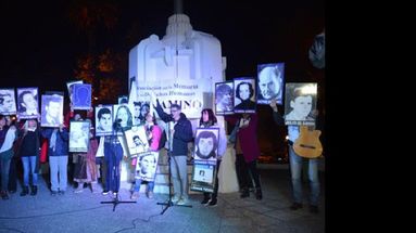 El momento más emotivo se dio cuando fueron levantadas las fotos de los desaparecidos pergaminenses durante la última Dictadura.  (LA OPINION)