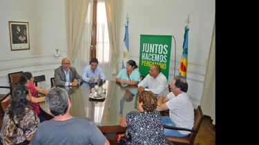 Familiares de aspirantes a policías fueron recibidos por funcionarios en el despacho oval.  (LA OPINION)