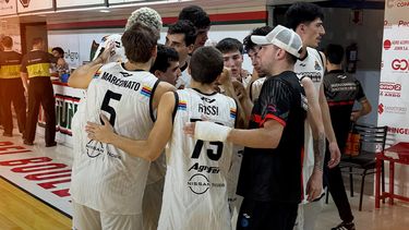 Pergamino Básquet no pudo sostener el ritmo en el segundo tiempo y cayó ante Ciclista. Pergamino Básquet no pudo sostener el ritmo en el segundo tiempo y cayó ante Ciclista.