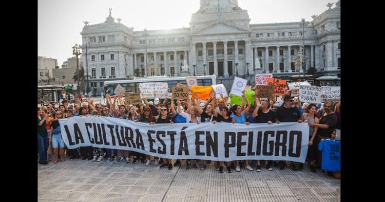 A principios de mes, sectores de la cultura realizaron una intervención en Plaza Congreso con la consigna Subite al Colectivo Anti Omnibus.