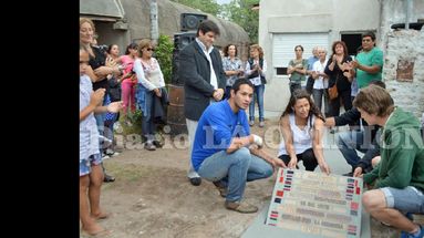 Nancy y sus sobrinos fueron los encargados de ubicar la baldosa que recuerda el valiente accionar de Ceccón. (LA OPINION)