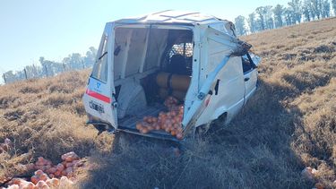 Por el despiste y vuelco terminaron hospitalizados cuatro sampedrinos que se dirigían desde San Pedro hacia Pergamino con la intención de comercializar bolsas de naranjas en forma ambulante. Por el despiste y vuelco terminaron hospitalizados cuatro sampedrinos que se dirigían desde San Pedro hacia Pergamino con la intención de comercializar bolsas de naranjas en forma ambulante.