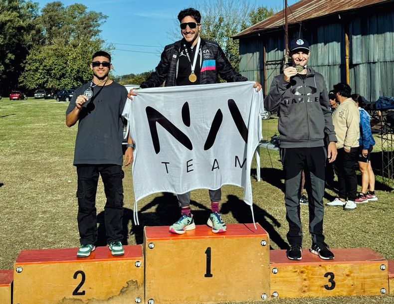 Lautaro Ponce en el segundo lugar del podio de la categoría 30 a 34 años. Lautaro Ponce en el segundo lugar del podio de la categoría 30 a 34 años.