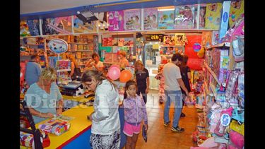 Ayer cuando cesó la lluvia, numerosas personas acudieron a la juguetería a comprar los regalos. (LA OPINION)