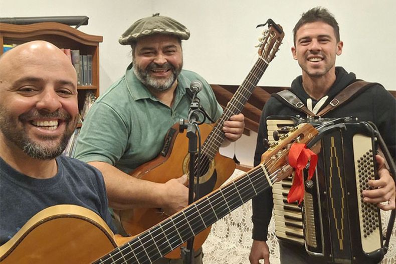 Gabriel “El Chala” Pratissoli estará acompañado por Juan Pablo Dinatale (guitarra) y Rodrigo Vigo (acordeón).