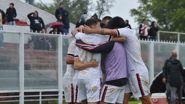 Douglas Haig volvió a la victoria en los primeros 90 minutos de la serie frente a Independiente de Chivilcoy. Douglas Haig volvió a la victoria en los primeros 90 minutos de la serie frente a Independiente de Chivilcoy.