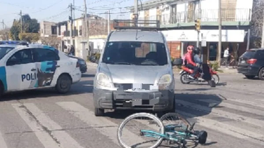 grave accidente entre una bicicleta y un automovil en la zona oeste de san nicolas grave accidente entre una bicicleta y un automovil en la zona oeste de san nicolas