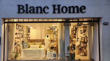 Ubicado en Alberti 659, entre Mitre y Saavedra, Blanc Home se transformó rápidamente en una opción elegida tanto para compras cotidianas como para regalos. Ubicado en Alberti 659, entre Mitre y Saavedra, Blanc Home se transformó rápidamente en una opción elegida tanto para compras cotidianas como para regalos.