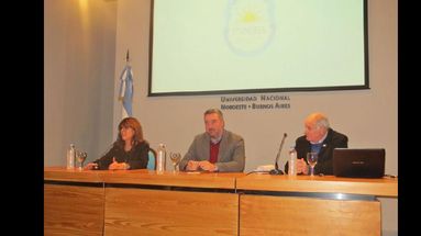 Silvina Andrés, Guillermo Tamarit y Omar Scheneiter encabezaron la ceremonia de apertura, el martes. (LA OPINION)