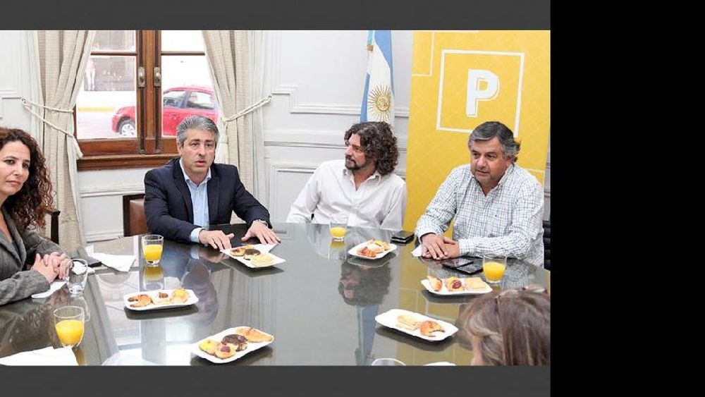 Martínez, acompañado de Taruselli, se reunió con funcionarios provinciales. (GOBIERNO DE PERGAMINO)