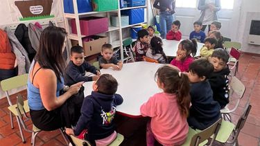 Arqueólogos por un día. Alumnos de los CDC participaron de talleres de arqueología junto a la especialista Florencia Vázquez. Arqueólogos por un día. Alumnos de los CDC participaron de talleres de arqueología junto a la especialista Florencia Vázquez.