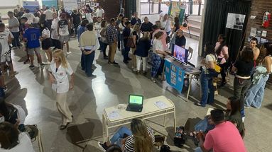 La Escuela 702 recibió al público y a las instituciones que expusieron su oferta educativa para el año que viene destinada a los adultos. La Escuela 702 recibió al público y a las instituciones que expusieron su oferta educativa para el año que viene destinada a los adultos.