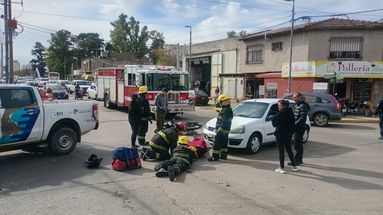 Hospitalizaron a la persona que iba al mando de la motocicleta que chocó contra un auto en avenida Intendente Ernesto Illia y Emilio R. Coni en la tarde de este sábado. Hospitalizaron a la persona que iba al mando de la motocicleta que chocó contra un auto en avenida Intendente Ernesto Illia y Emilio R. Coni en la tarde de este sábado.