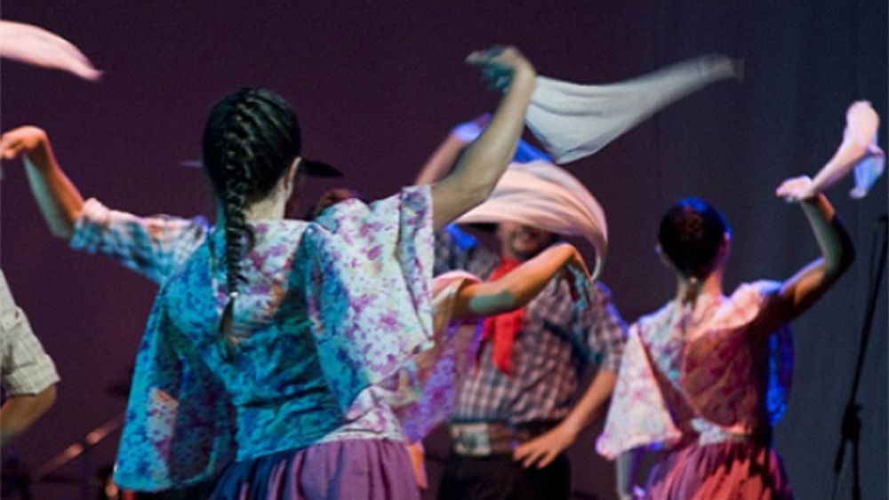 Felices en el folklore: solo se requieren ganas de bailar, escuchar folklore y compartir una noche especial.