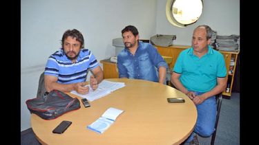 Jorge Dauach, Ignacio Alvarez y Walter Servidía, preocupados por la magra partida. (LA OPINION)