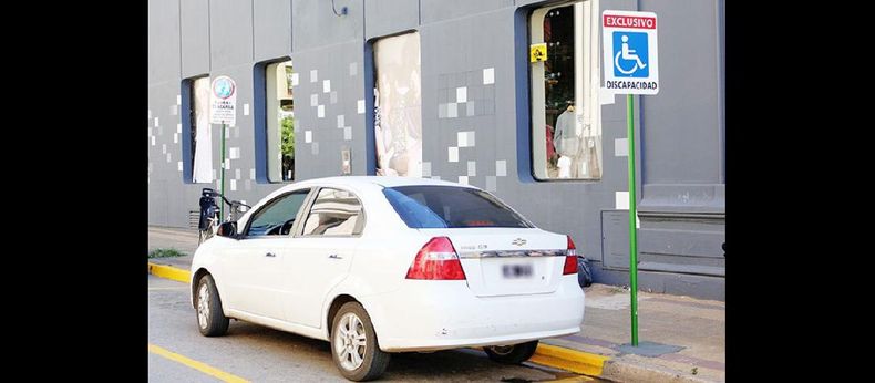 Los inspectores están trabajando sobre la ocupación de los lugares especiales; a su vez hay permiso para dejar estacionados los vehículos en el lado izquierdo. (LA OPINION)