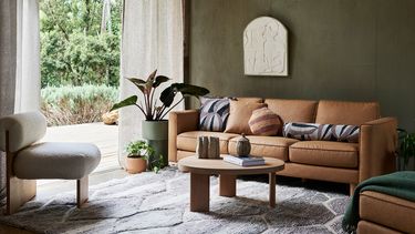 Para combinar colores en casa con éxito, el secreto no es usar muchos tonos, sino distribuirlos correctamente para generar equilibrio y armonía visual. Para combinar colores en casa con éxito, el secreto no es usar muchos tonos, sino distribuirlos correctamente para generar equilibrio y armonía visual.