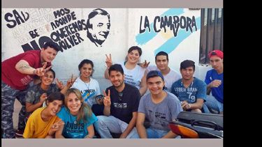 Los jóvenes militantes pintaron en homenaje a Néstor Kirchner. (NORA DAMIANOVICH)