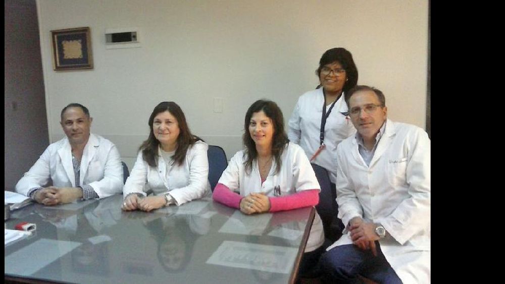 Profesionales junto a directivos describieron a LA OPINION el proceso de la primera intervención. (LA OPINION)