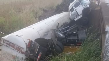 El chofer murió al llegar al Hospital San José, luego de ser asistido y trasladado en ambulancia. El chofer murió al llegar al Hospital San José, luego de ser asistido y trasladado en ambulancia.