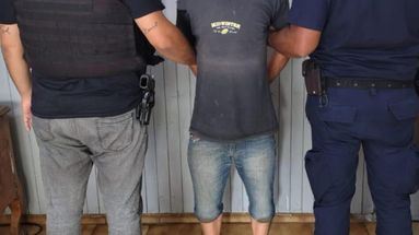 El sujeto de 39 años detenido por orden del Juzgado de Garantías por ser sospechado de cómplice del ladrón baleado por el Policía Federal. El sujeto de 39 años detenido por orden del Juzgado de Garantías por ser sospechado de cómplice del ladrón baleado por el Policía Federal.